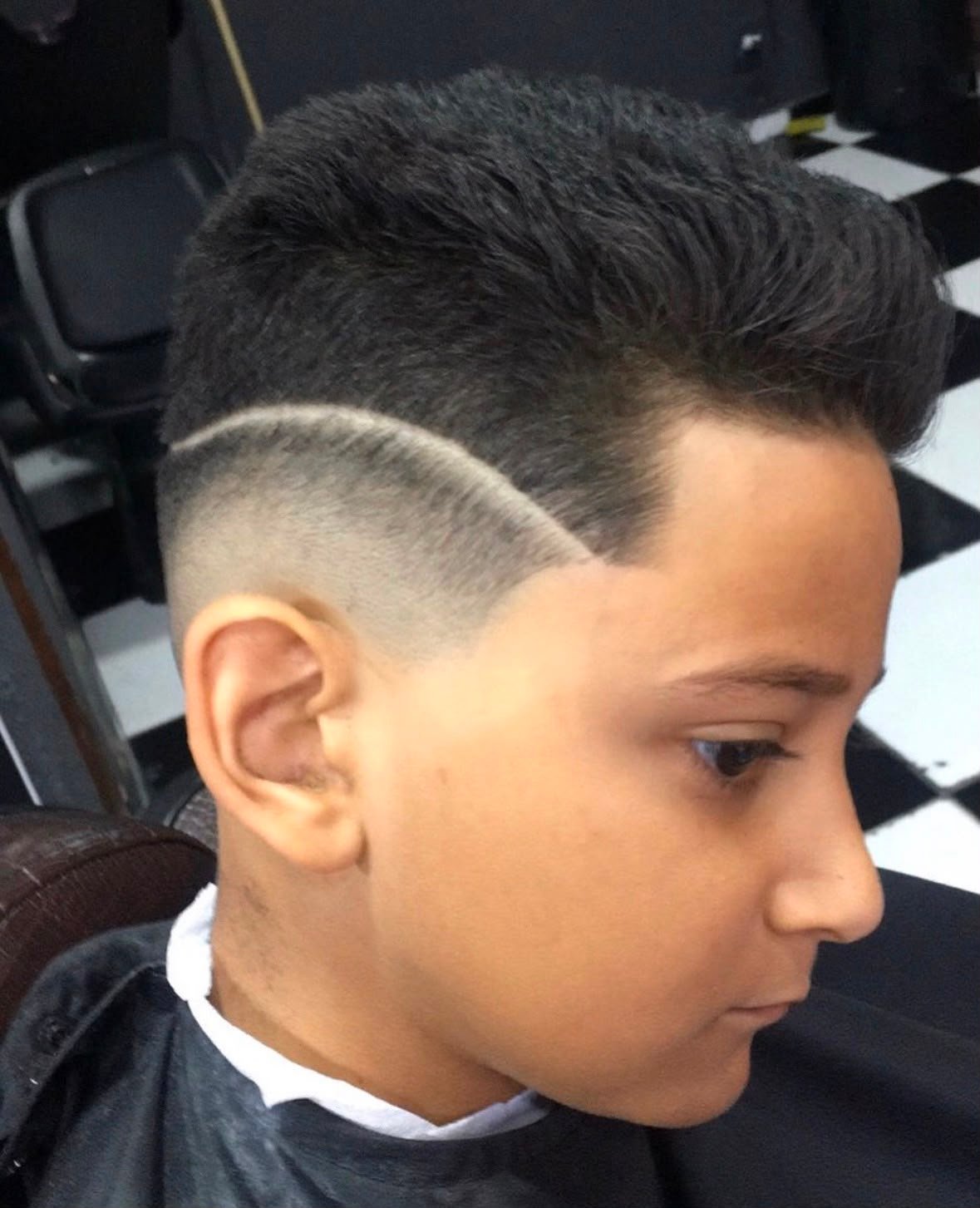 Corte infantil com degradê e risco na Barbearia Nosso Estilo em Vespasiano